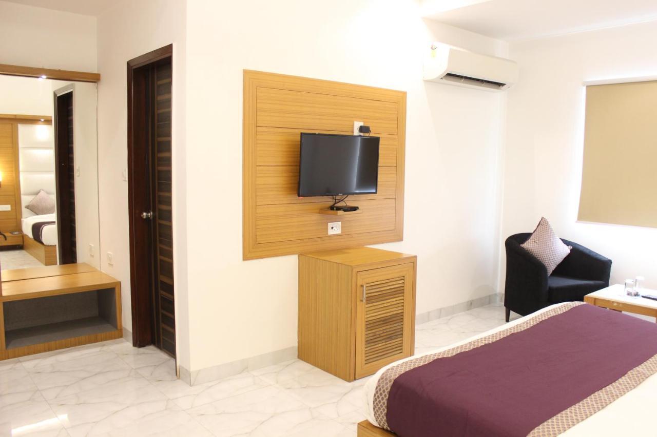 Hotel Aero Star Near Delhi Airport 뉴델리 외부 사진